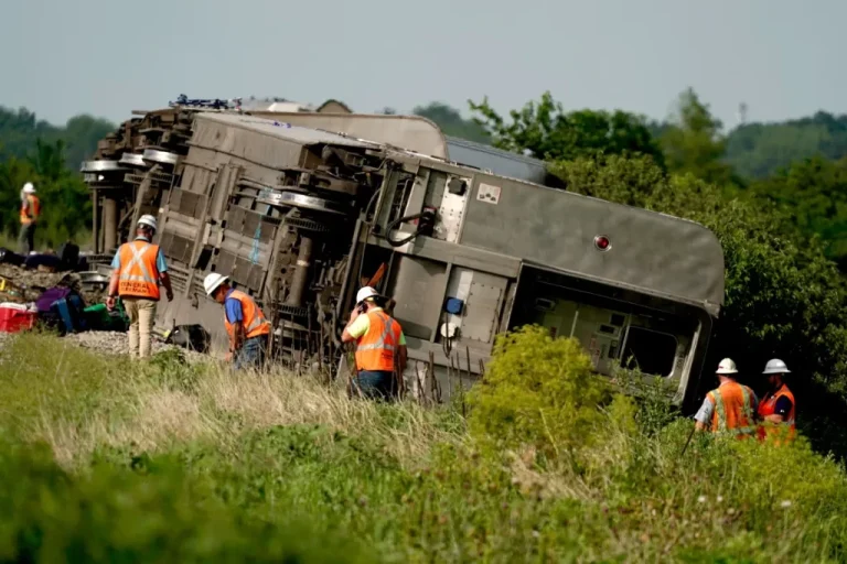 Tàu Amtrak trật bánh ở Missouri, Mỹ, 3 người thiệt mạng - Thời sự - Tin Rao Vặt Việt