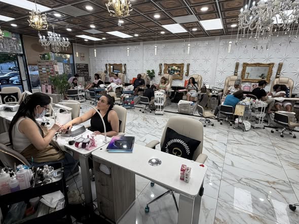 Bảo vệ sức khỏe thợ nail bằng không gian tiệm thoáng đãng sạch sẽ
