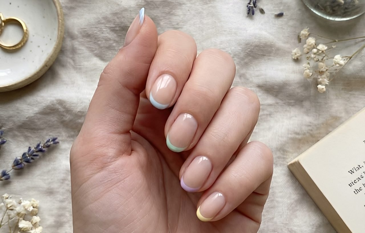 Kiểu móng Micro French Tips thanh lich dẫn đầy xu hướng nail 2026
