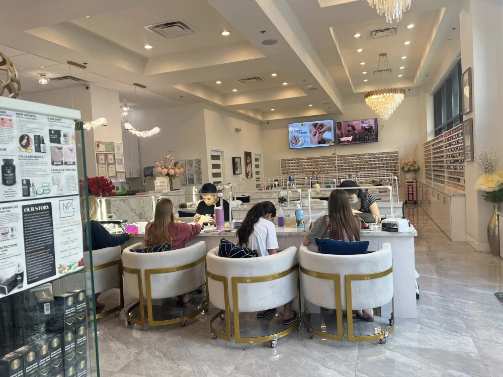 Tiệm nail downtown Orlando Florida tuyển thợ và lễ tân - Việc làm Nail tại Orlando, Florida, United States - ảnh 1
