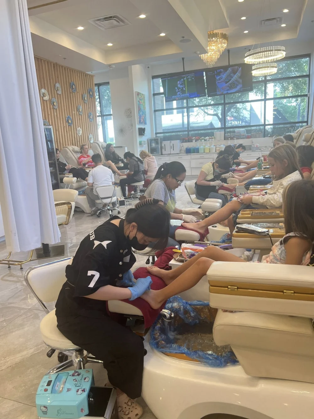 Tiệm nail downtown Orlando Florida tuyển thợ và lễ tân - Việc làm Nail tại Orlando, Florida, United States - ảnh 2