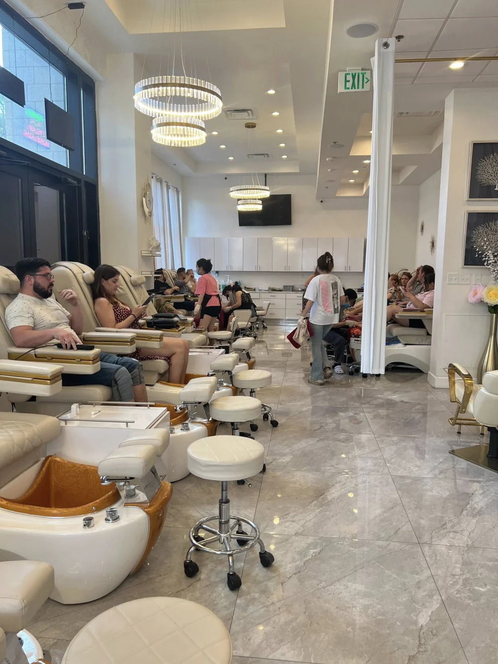 Tiệm nail downtown Orlando Florida tuyển thợ và lễ tân - Việc làm Nail tại Orlando, Florida, United States - ảnh 3
