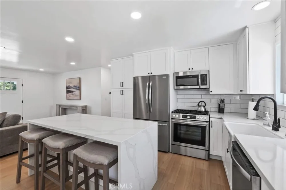Bán nhà Turnkey tại Huntington Beach – 3PN/2PT, Remodel Toàn Diện