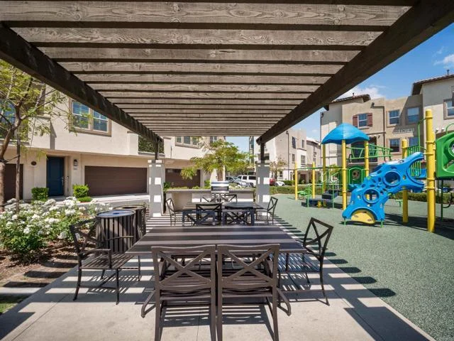 Bán Townhome Hiện Đại tại Santee, CA – Xây năm 2021 - Housing / Room for Rent in Santee, California, United States - image 2