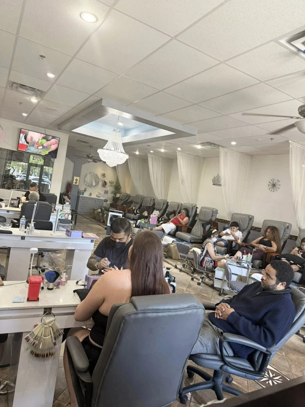 GIẢM SÂU CHỈ CÒN $95K – SANG TIỆM LỚN CÓ INCOME NGAY TẠI MESA AZ - Nail Salons for Sale in Mesa, Arizona, United States - image 1