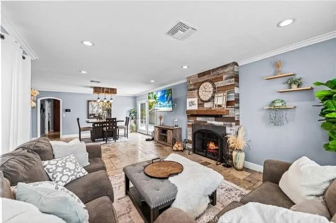 BÁN NHÀ GÓC SMART HOME TẠI HUNTINGTON BEACH – CÓ HỒ BƠI RIÊNG VÀ SOLAR