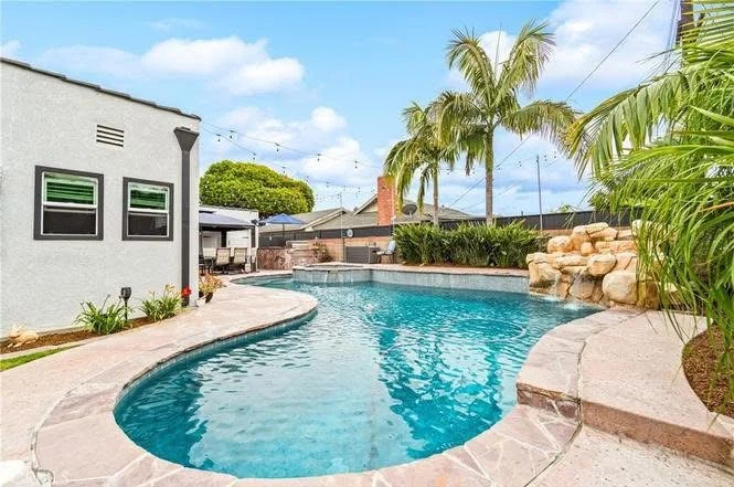 BÁN NHÀ GÓC SMART HOME TẠI HUNTINGTON BEACH – CÓ HỒ BƠI RIÊNG VÀ SOLAR