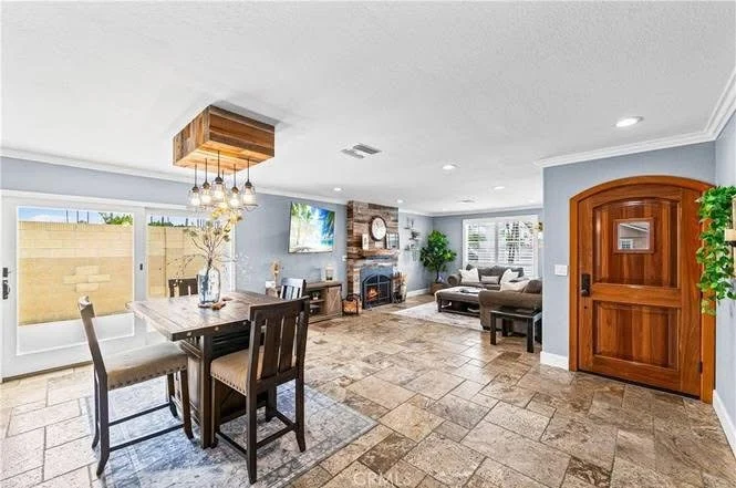 BÁN NHÀ GÓC SMART HOME TẠI HUNTINGTON BEACH – CÓ HỒ BƠI RIÊNG VÀ SOLAR