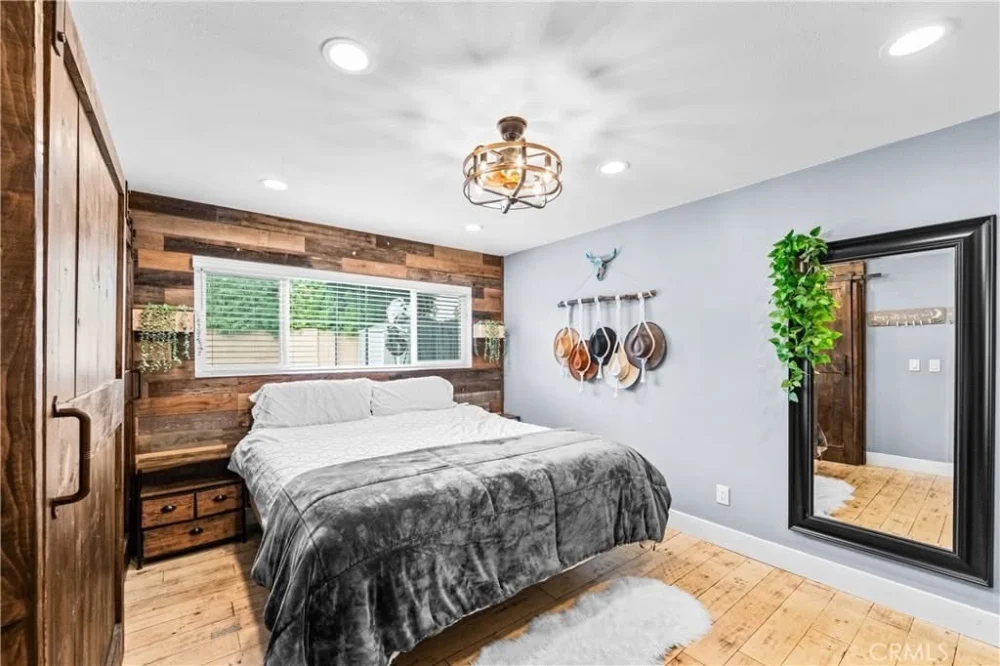 BÁN NHÀ GÓC SMART HOME TẠI HUNTINGTON BEACH – CÓ HỒ BƠI RIÊNG VÀ SOLAR