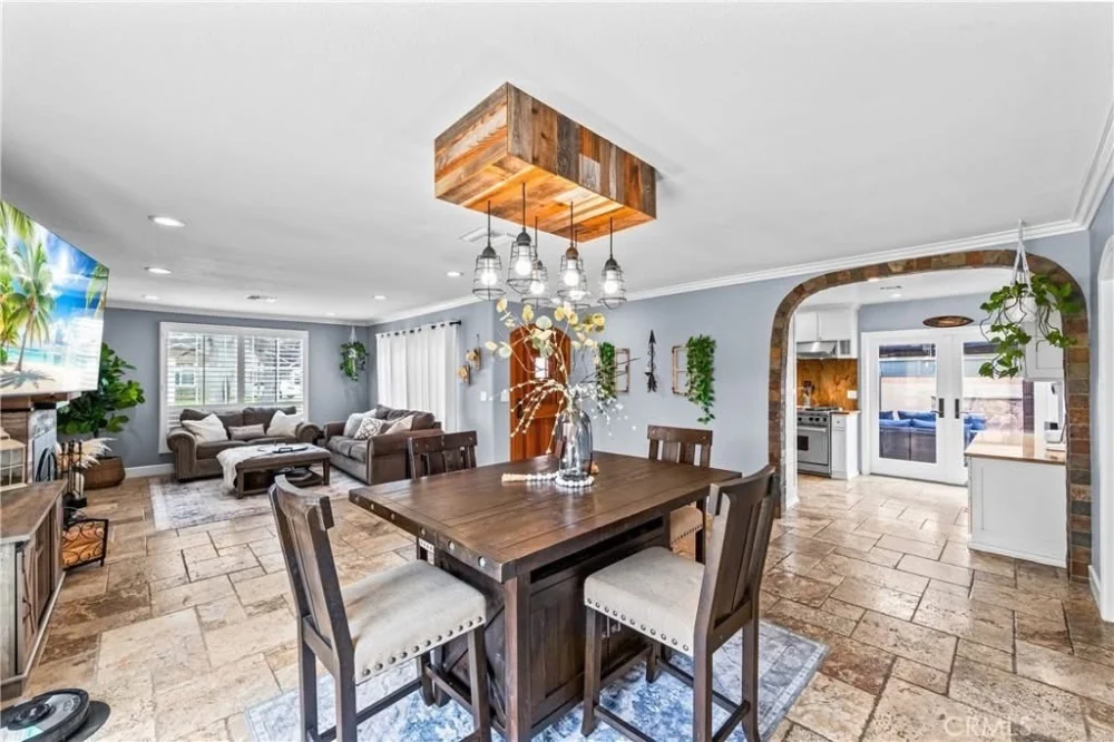BÁN NHÀ GÓC SMART HOME TẠI HUNTINGTON BEACH – CÓ HỒ BƠI RIÊNG VÀ SOLAR