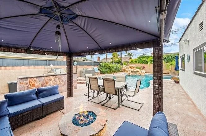 BÁN NHÀ GÓC SMART HOME TẠI HUNTINGTON BEACH – CÓ HỒ BƠI RIÊNG VÀ SOLAR