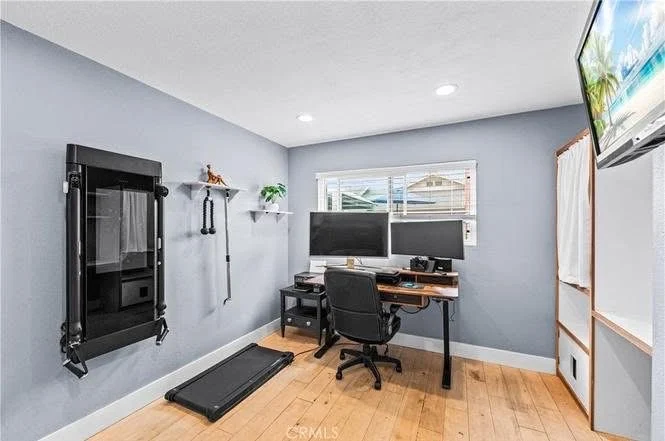 BÁN NHÀ GÓC SMART HOME TẠI HUNTINGTON BEACH – CÓ HỒ BƠI RIÊNG VÀ SOLAR