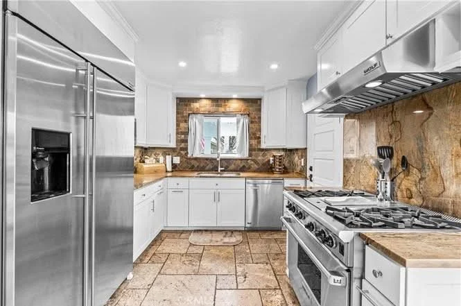 BÁN NHÀ GÓC SMART HOME TẠI HUNTINGTON BEACH – CÓ HỒ BƠI RIÊNG VÀ SOLAR