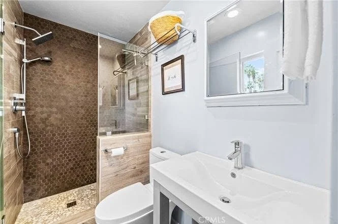 BÁN NHÀ GÓC SMART HOME TẠI HUNTINGTON BEACH – CÓ HỒ BƠI RIÊNG VÀ SOLAR