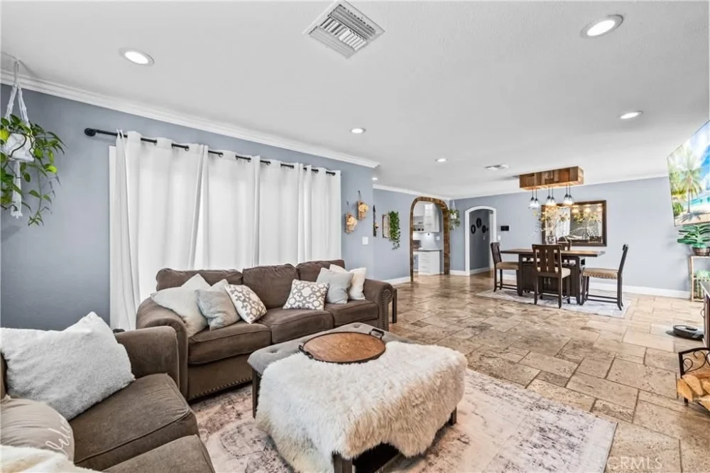 BÁN NHÀ GÓC SMART HOME TẠI HUNTINGTON BEACH – CÓ HỒ BƠI RIÊNG VÀ SOLAR