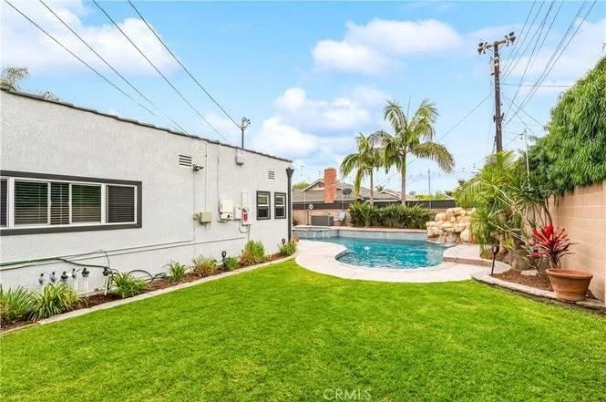 BÁN NHÀ GÓC SMART HOME TẠI HUNTINGTON BEACH – CÓ HỒ BƠI RIÊNG VÀ SOLAR
