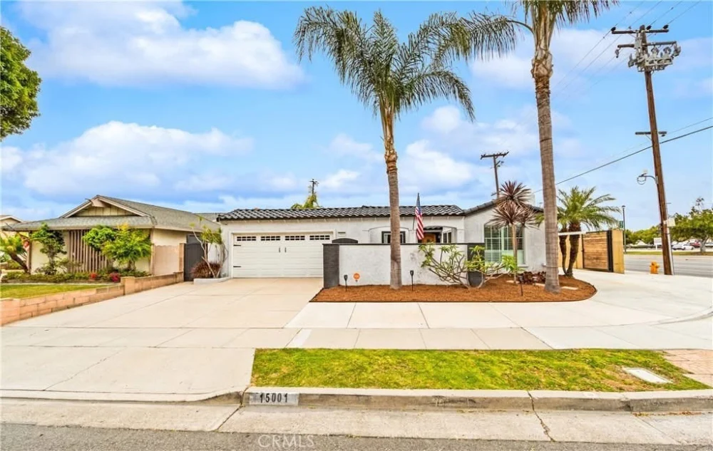 BÁN NHÀ GÓC SMART HOME TẠI HUNTINGTON BEACH – CÓ HỒ BƠI RIÊNG VÀ SOLAR