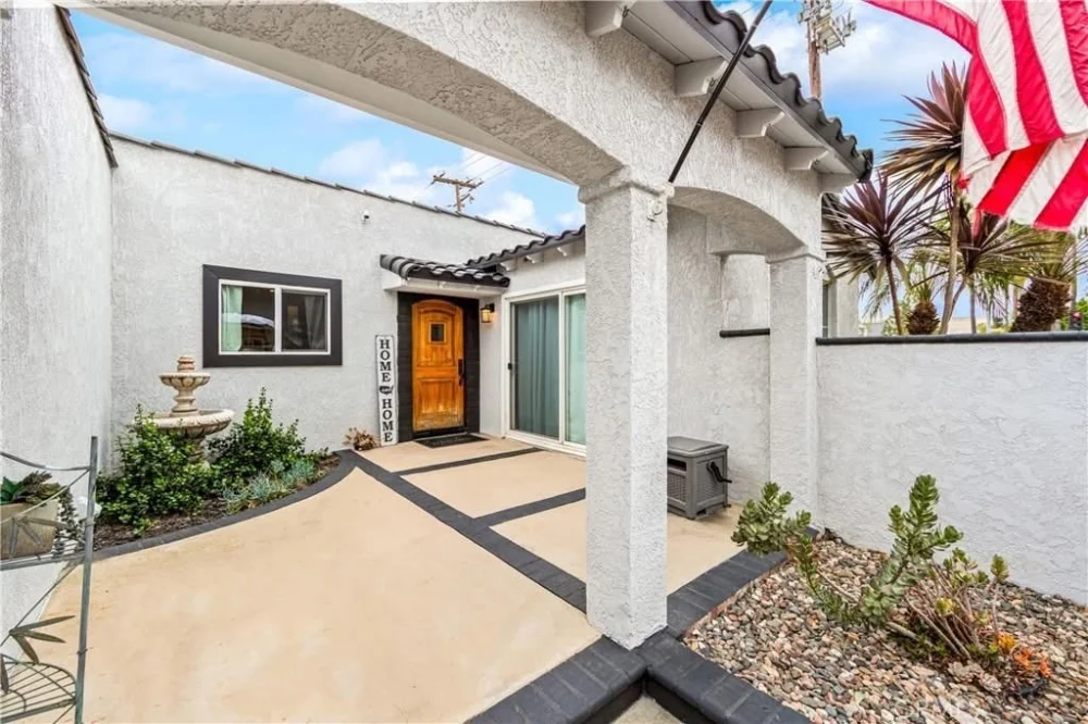 BÁN NHÀ GÓC SMART HOME TẠI HUNTINGTON BEACH – CÓ HỒ BƠI RIÊNG VÀ SOLAR
