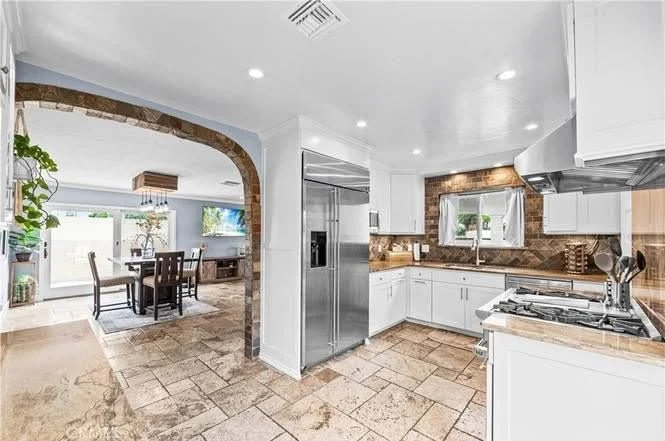 BÁN NHÀ GÓC SMART HOME TẠI HUNTINGTON BEACH – CÓ HỒ BƠI RIÊNG VÀ SOLAR