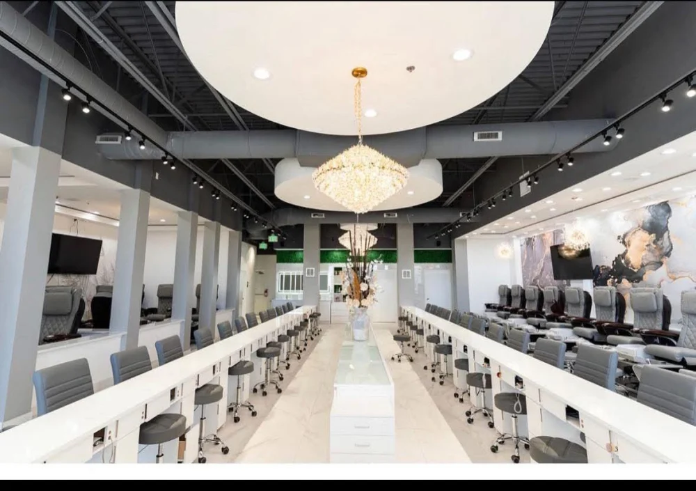 Tiệm Golden Palace ở Thornton CO Tuyển Thợ Nail Trẻ Có Bằng - Nail Salon Jobs in Thornton, Colorado, United States - image 1