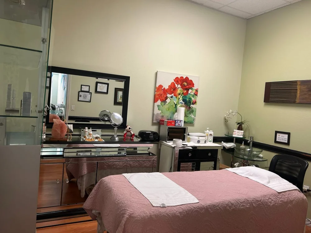 Cần bán tiệm nails and spa tại Lakewood