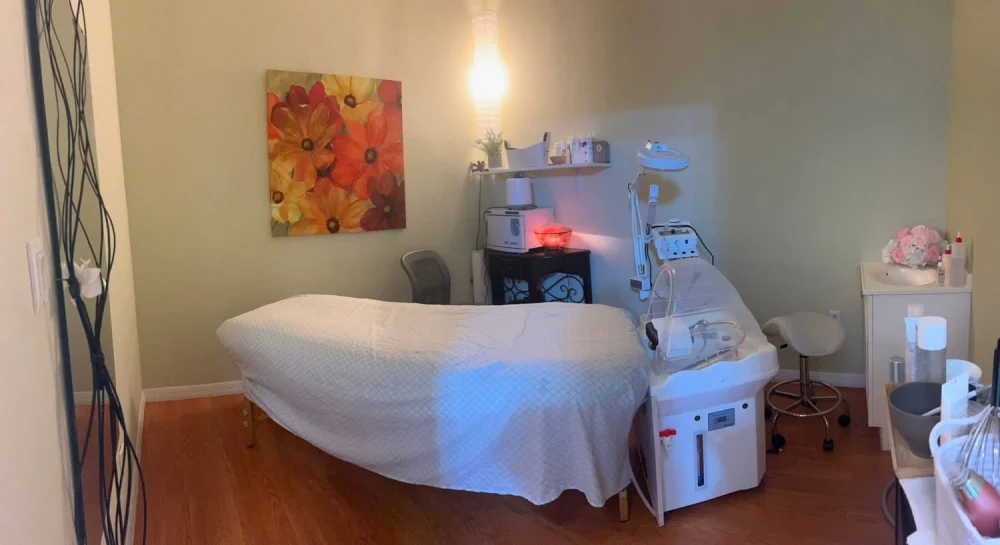 Cần bán tiệm nails and spa tại Lakewood