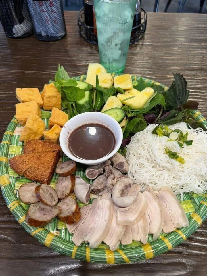 Thưởng thức đặc sản Việt Nam ngon tại Westminster California – Quán ăn Sài Gòn Xưa chuẩn vị quê nhà - Restaurant / Cafe in Westminster, California, United States - ima...