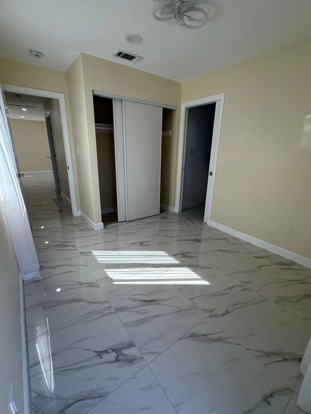 Cho thuê nhà 2 phòng ngủ tại Central, gần Trask & Fairview – Full nội thất, có chỗ sạc Tesla - Housing / Room for Rent in Santa Ana, California, United States - image 2