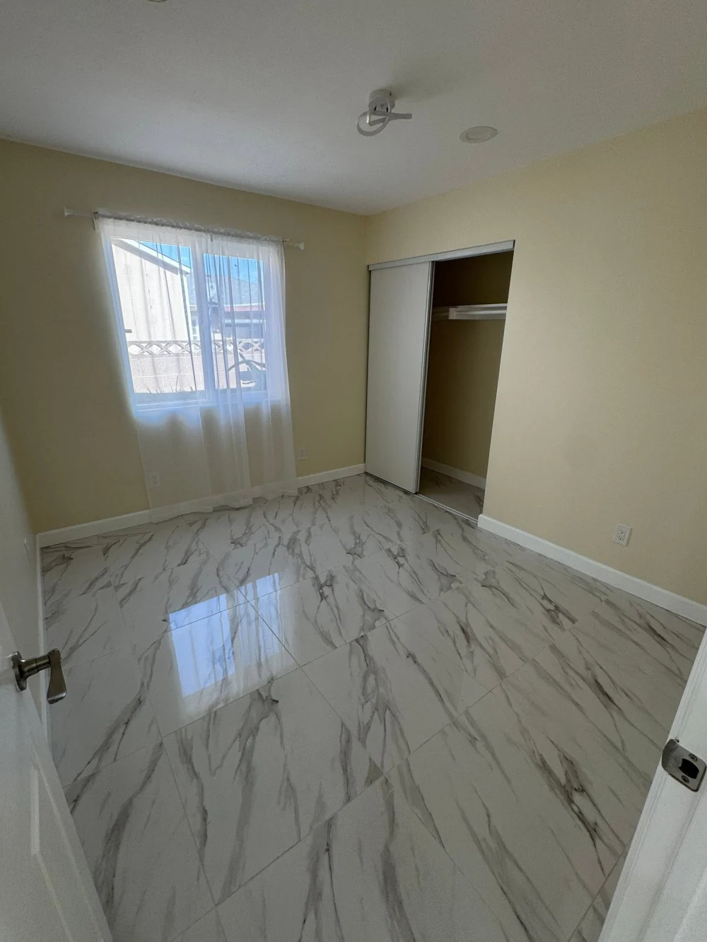 Cho thuê nhà 2 phòng ngủ tại Central, gần Trask & Fairview – Full nội thất, có chỗ sạc Tesla - Housing / Room for Rent in Santa Ana, California, United States - image 4