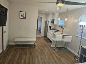 Cho Thuê Studio 2 Phòng Ngủ Ở Santa Ana Gần Bristol First - Nhà ở / Thuê phòng tại Santa Ana, CA, US