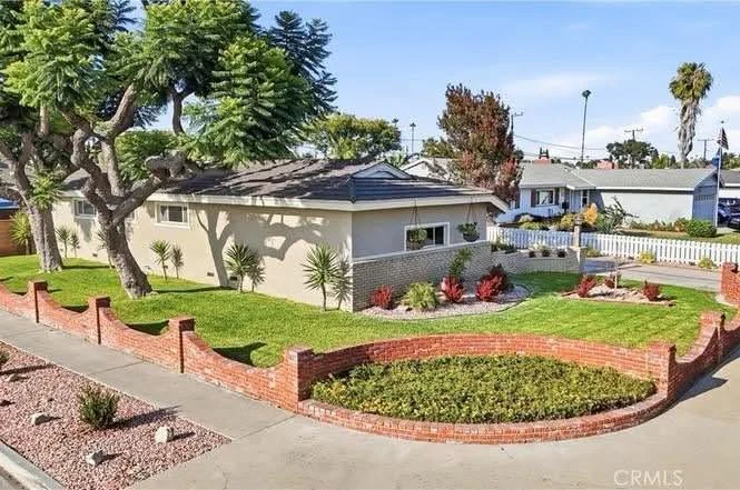 Nhà Garden Grove Corner Lot 8,236 Sqft Giá $1,025,000 – 3 Phòng Ngủ, Tiềm Năng ADU, Gần Little Saigon - Nhà ở / Thuê phòng tại Garden Grove, California, United States...