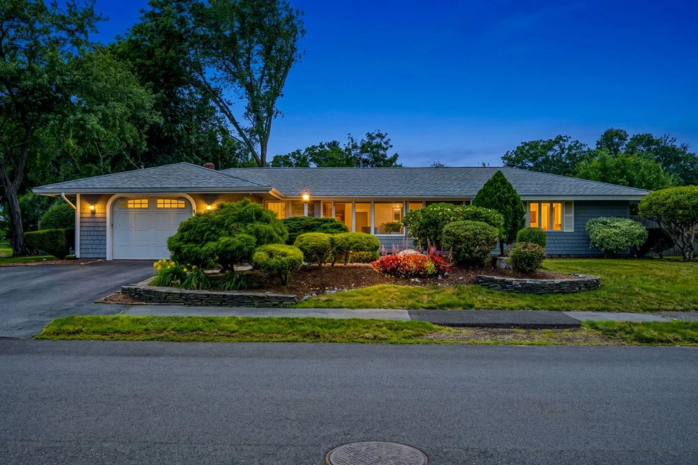 Nhà Bán tại Peabody, Massachusetts – 3 Phòng Ngủ, Nhà Đẹp Dọn Vào Ở Ngay, Giá $799,000 - Nhà ở / Thuê phòng tại Peabody, Massachusetts, United States - ảnh 2