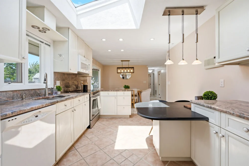 Nhà Bán tại Peabody, Massachusetts – 3 Phòng Ngủ, Nhà Đẹp Dọn Vào Ở Ngay, Giá $799,000 - Nhà ở / Thuê phòng tại Peabody, Massachusetts, United States - ảnh 7
