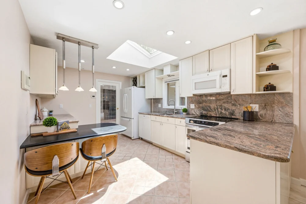 Nhà Bán tại Peabody, Massachusetts – 3 Phòng Ngủ, Nhà Đẹp Dọn Vào Ở Ngay, Giá $799,000 - Nhà ở / Thuê phòng tại Peabody, Massachusetts, United States - ảnh 9