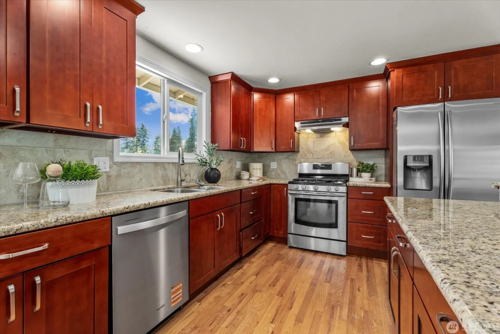 Nhà Đẹp Bán Tại Lynnwood WA – 3 Phòng Ngủ, 2.5 Phòng Tắm, Gần Costco Và Alderwood Mall, Giá $835,000 - Nhà ở / Thuê phòng tại Lynnwood, Washington, United States - ảnh 3