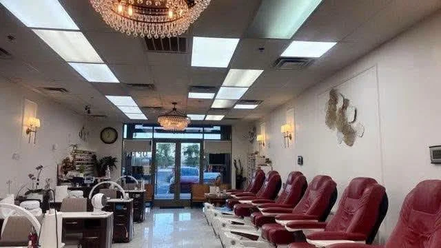 Sang tiệm nail ở Arizona zip code 85340 doanh thu 500k/năm khu sầm uất - Bán Tiệm Nail tại Litchfield Park, Arizona, United States - ảnh 4
