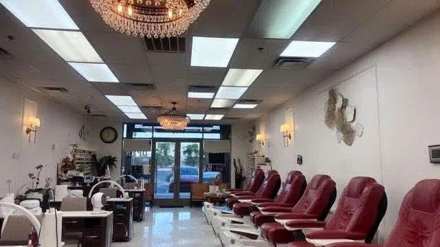 Sang tiệm nail ở Arizona zip code 85340 doanh thu 500k/năm khu sầm uất - Bán Tiệm Nail tại Litchfield Park, Arizona, United States - ảnh 8