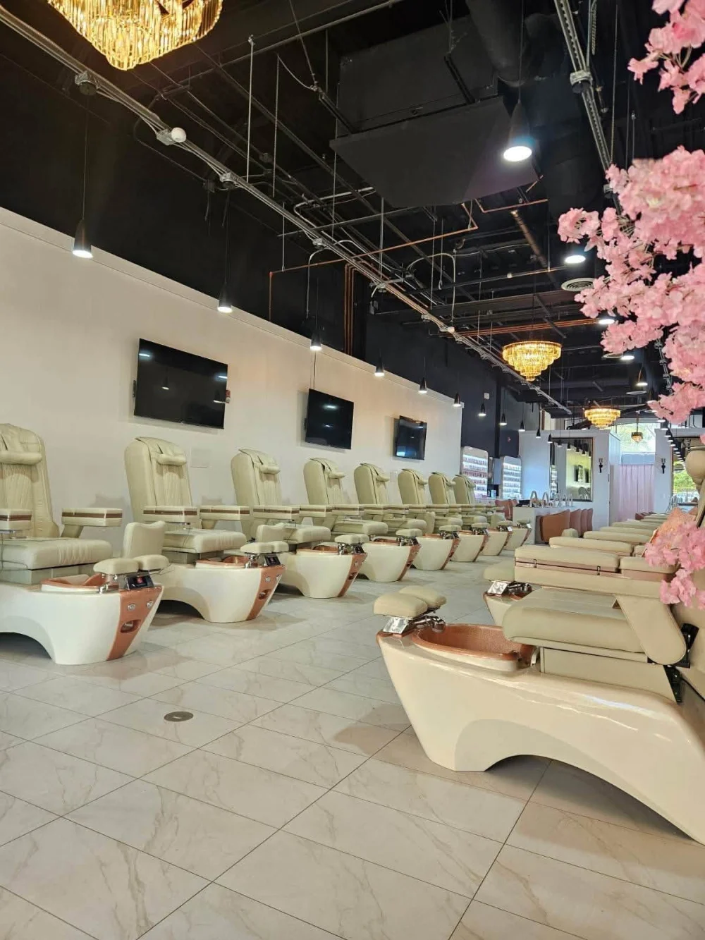 Sang Gấp Tiệm Nail Downtown Pomona CA Đông Khách - Bán Tiệm Nail tại Pomona, California, United States - ảnh 1