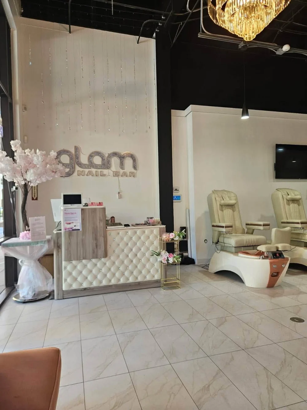 Sang Gấp Tiệm Nail Downtown Pomona CA Đông Khách - Bán Tiệm Nail tại Pomona, California, United States - ảnh 2