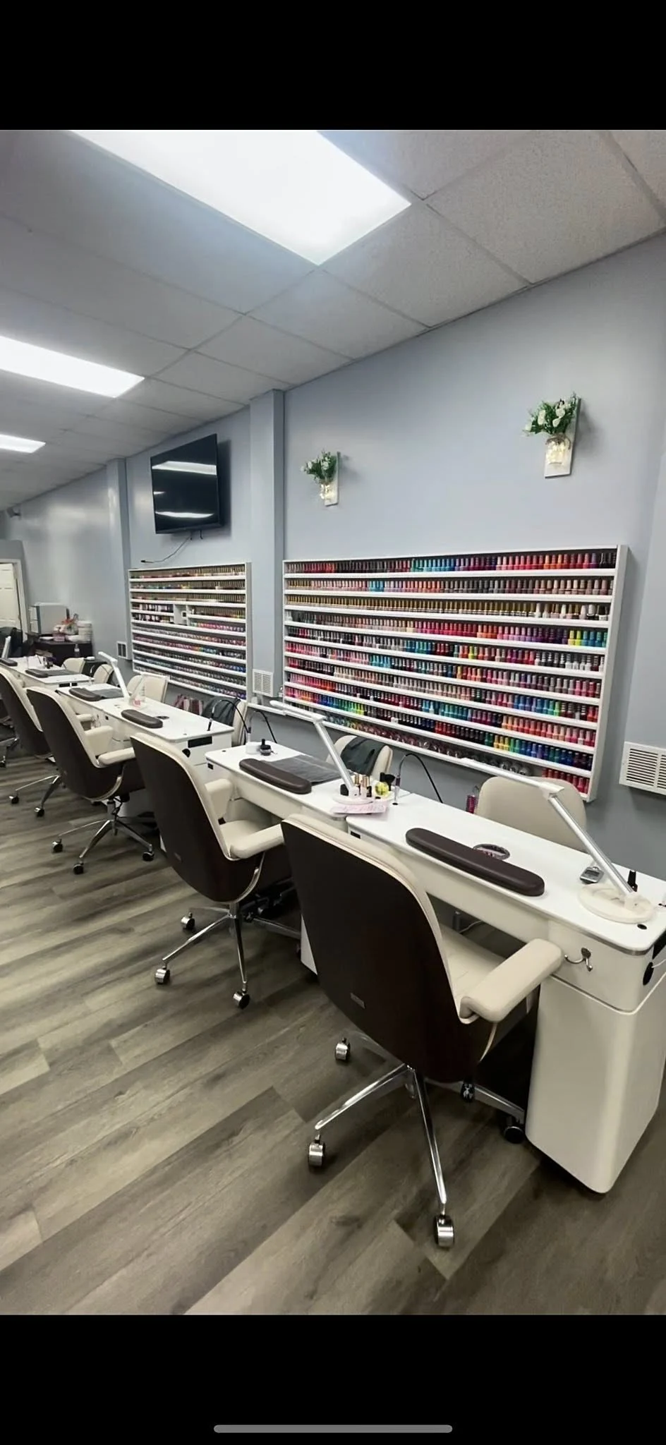 Cần Bán Tiệm Nail Giá Tốt Tại Woodstock, Illinois. Tiệm Mới Remodel, Khách Mỹ Trắng Ổn Định - Bán Tiệm Nail tại Woodstock, Illinois, United States - ảnh 2