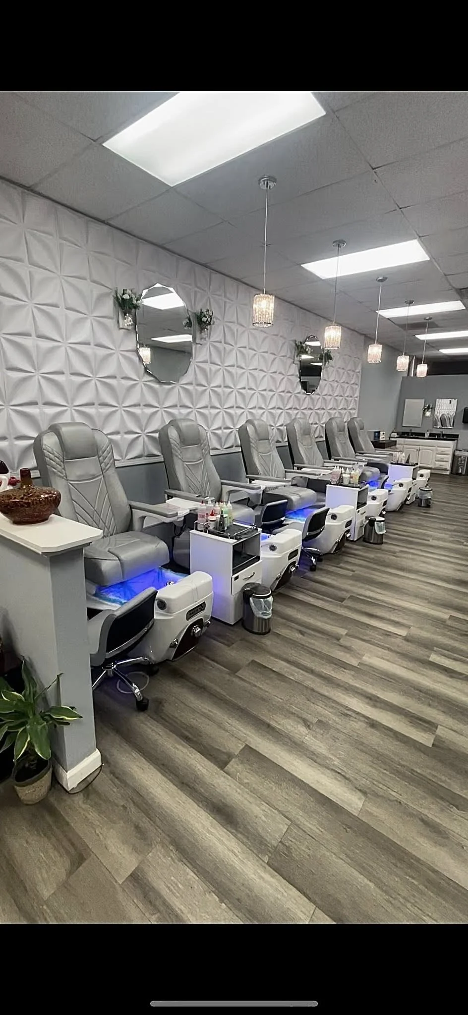 Cần Bán Tiệm Nail Giá Tốt Tại Woodstock, Illinois. Tiệm Mới Remodel, Khách Mỹ Trắng Ổn Định - Bán Tiệm Nail tại Woodstock, Illinois, United States - ảnh 3