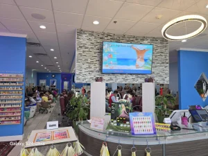 Sang Tiệm Nail tại Raynham, Massachusetts – Doanh Thu $1.4 Triệu/Năm, Plaza Lớn, Tiệm Quy Mô 16 Bàn - Bán Tiệm Nail tại Raynham, MA, US