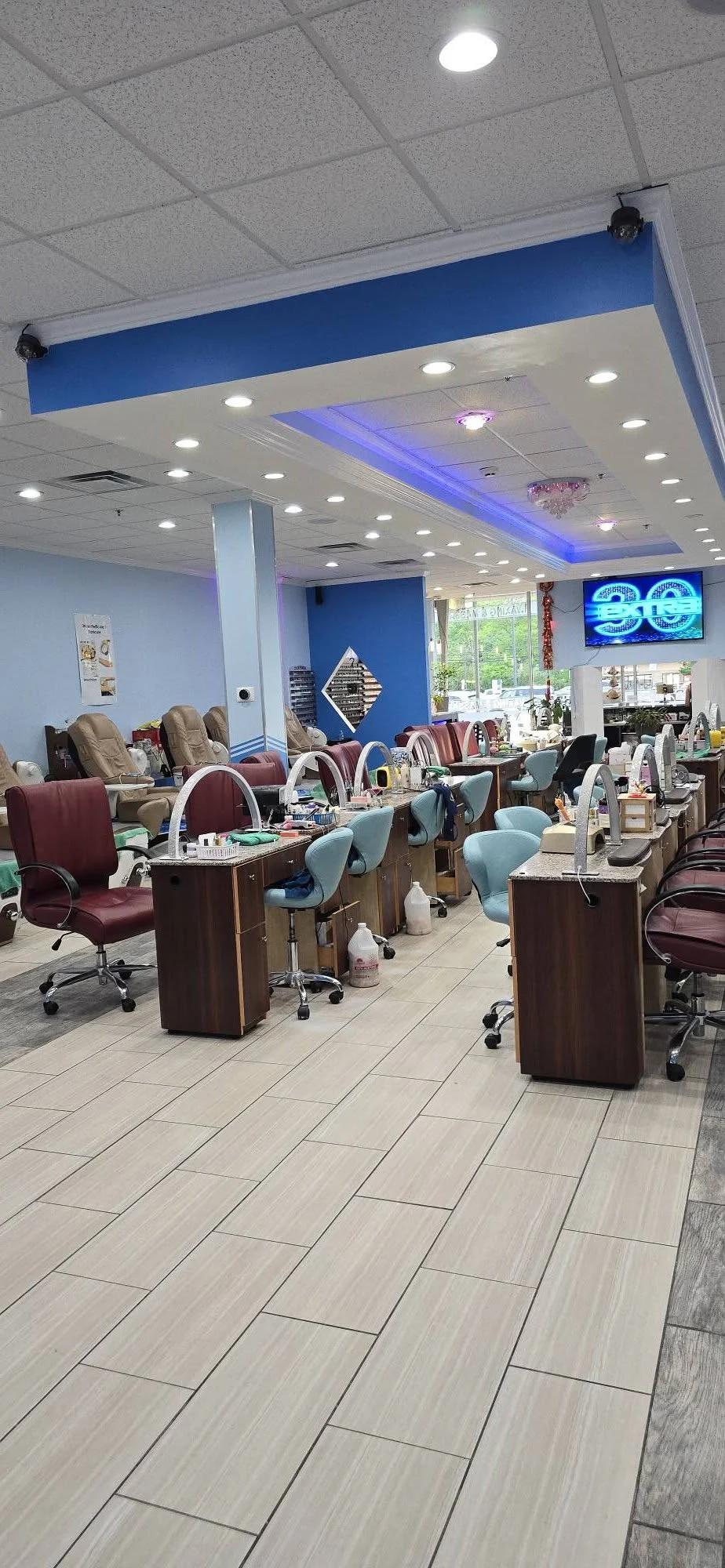 Sang Tiệm Nail tại Raynham, Massachusetts – Doanh Thu $1.4 Triệu/Năm, Plaza Lớn, Tiệm Quy Mô 16 Bàn - Bán Tiệm Nail tại Raynham, Massachusetts, United States - ảnh 4
