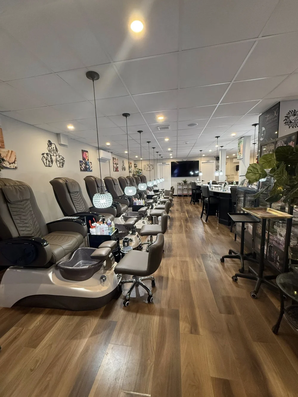 Sang nhượng tiệm Nail & Hair Salon đông khách tại Boston Massachusetts - Mua bán tiệm kinh doanh làm đẹp sinh lời tốt - Bán Tiệm Nail tại Boston, Massachusetts, United...