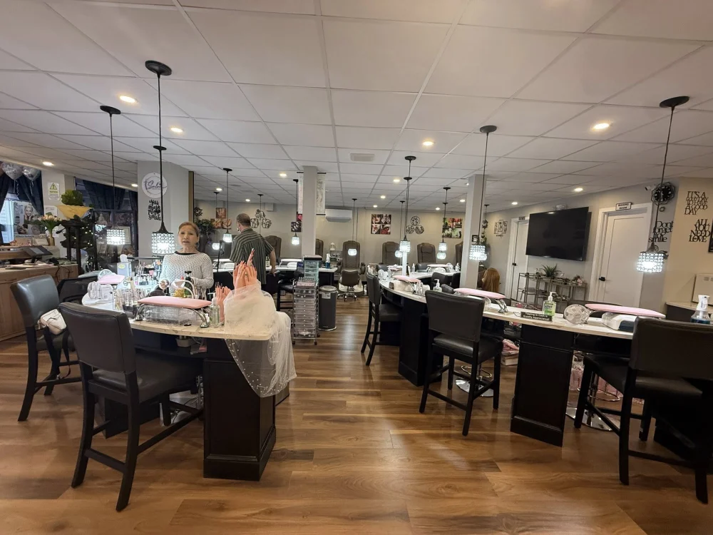Sang nhượng tiệm Nail & Hair Salon đông khách tại Boston Massachusetts - Mua bán tiệm kinh doanh làm đẹp sinh lời tốt - Bán Tiệm Nail tại Boston, Massachusetts, United...