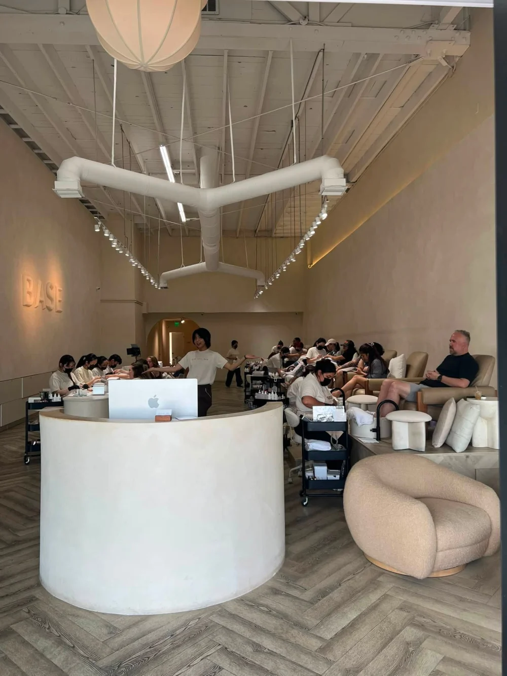 Base Nail Bar Tuyển Thợ Nail Ở West Hollywood - Việc làm Nail tại West Hollywood, California, United States - ảnh 2