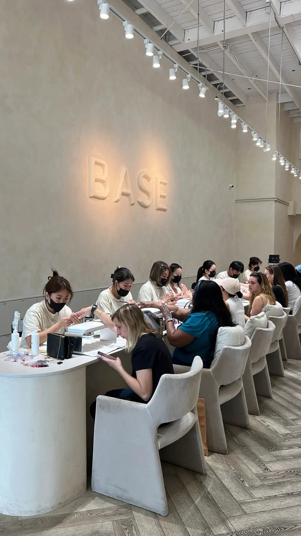 Base Nail Bar Tuyển Thợ Nail Ở West Hollywood - Việc làm Nail tại West Hollywood, California, United States - ảnh 3