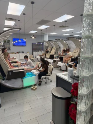 Tuyển thợ nail bột và chân tay nước bao lương tới $2,000/tuần có chỗ ở cho thợ - Việc làm Nail tại Springfield, IL, US